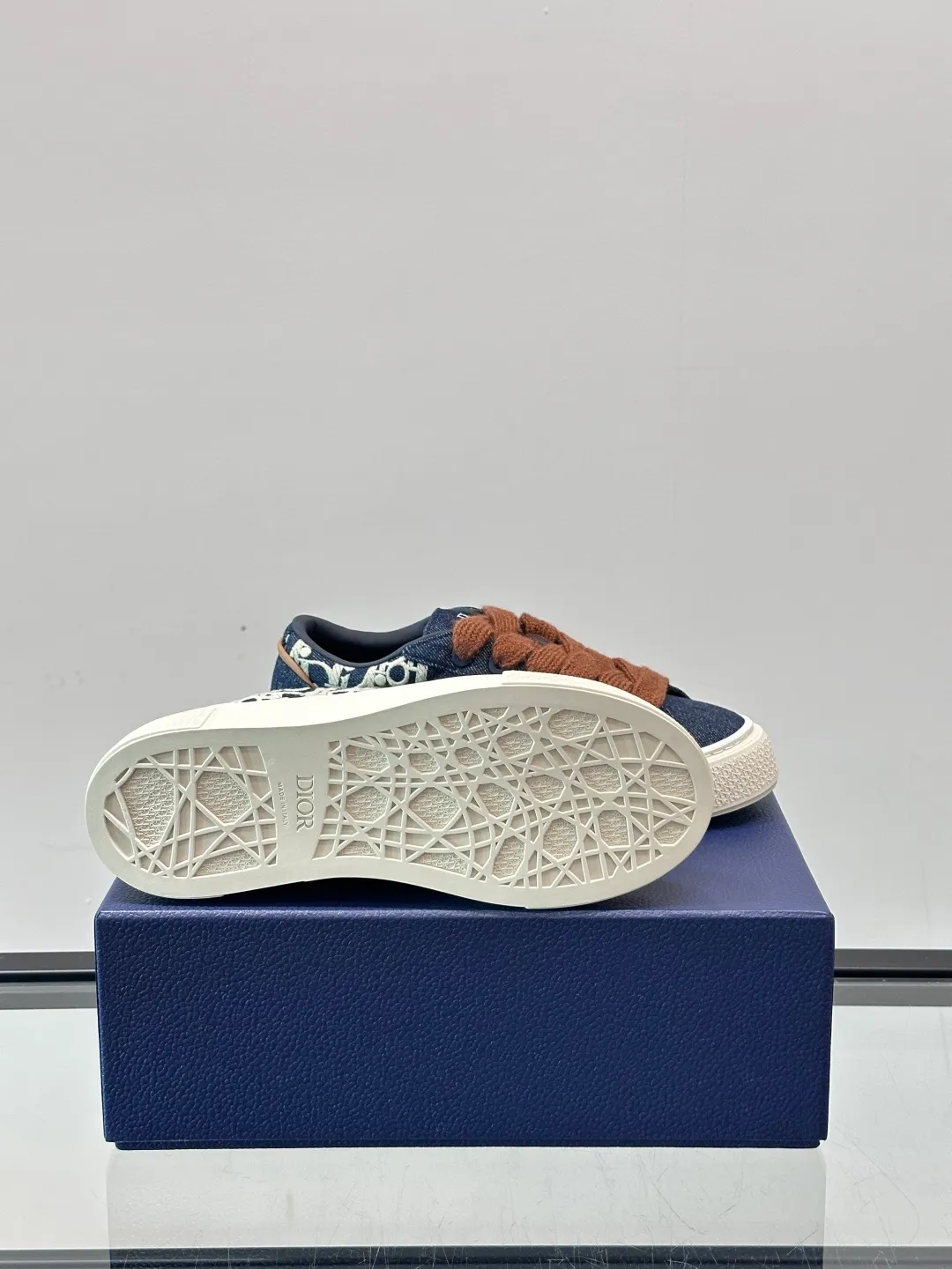 Men's men's shoes 💰p440 "Dio～r" 🆕This B33 sneaker is a new interpretation of the classic tennis shoe, with a fashionable silhouette that highlights a heavy texture. Crafted from cow leather with Oblique print, it's unique with a padded tongue embellished with the Dior signature, wide mohair laces and tonal brass eyelets with a matte finish. Rubber sole with Oblique print effect, enhanced by a contrasting Dior 30 Avenue Montaigne signature on the rear. It adds a stylish touch to a casual look.  Size: 38-44 (45 customized)
